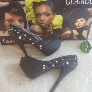 NWOT Dollhouse Studded Platform Peep Toe Size 9